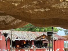AU BAR DE LA PLAGE DE « LATECOERE » COULE LE RHUM CUBAIN EMINENTE