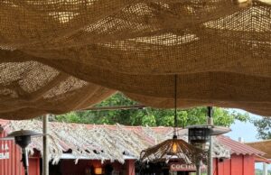 AU BAR DE LA PLAGE DE « LATECOERE » COULE LE RUM CUBAIN EMINENTE