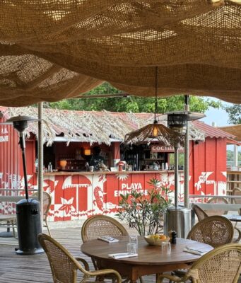 AU BAR DE LA PLAGE DE « LATECOERE » COULE LE RUM CUBAIN EMINENTE