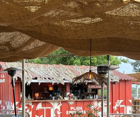AU BAR DE LA PLAGE DE « LATECOERE » COULE LE RHUM CUBAIN EMINENTE